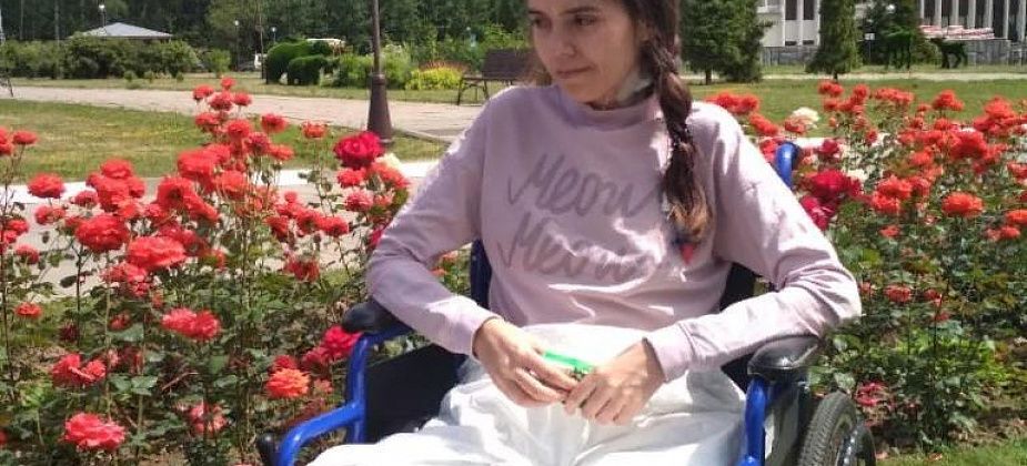 Анастасия Соколова постепенно встает на ноги. Нужна помощь в оплате счета за лечение
