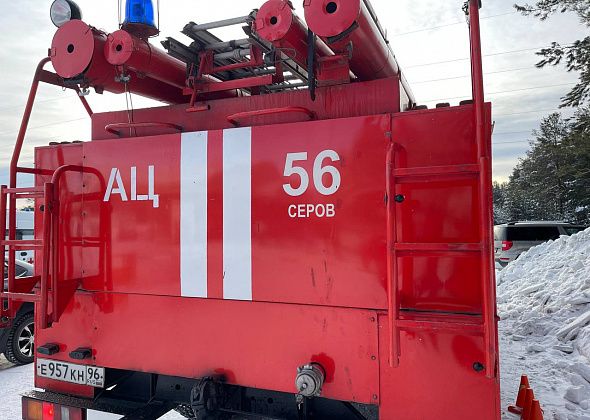 На стройплощадке детской поликлиники в Серове горела бытовка 