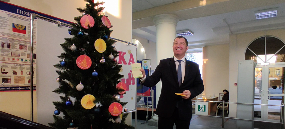 В мэрии Серова установили «Елку желаний». Глава исполнит желание школьника - подарит квадрокоптер