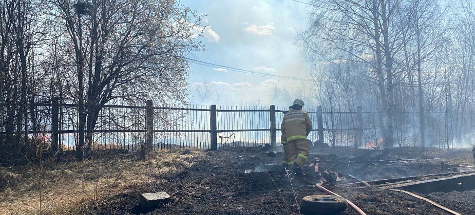 Глава Серова поблагодарил сотрудников МЧС за тушение пожаров
