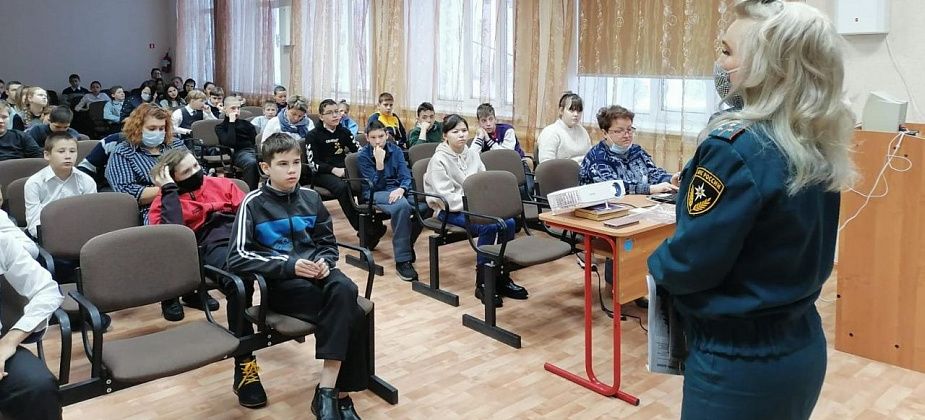 В преддверии Нового года сотрудники МЧС напоминают детям о правилах безопасности 