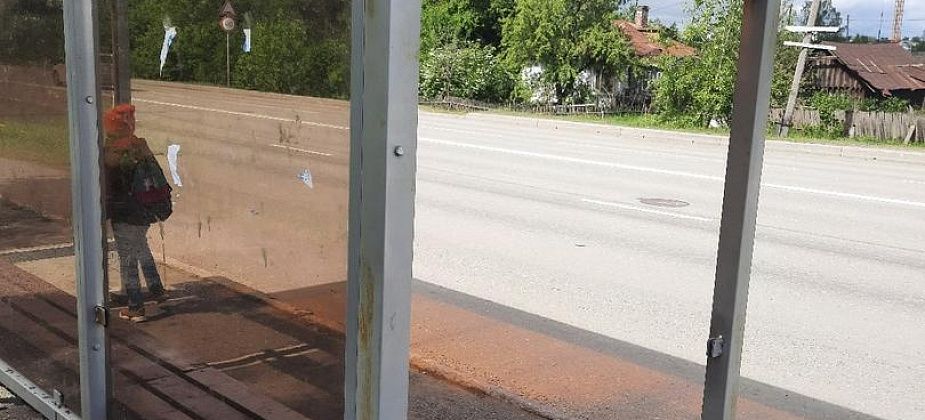 В Серове опять разбили антивандальную остановку