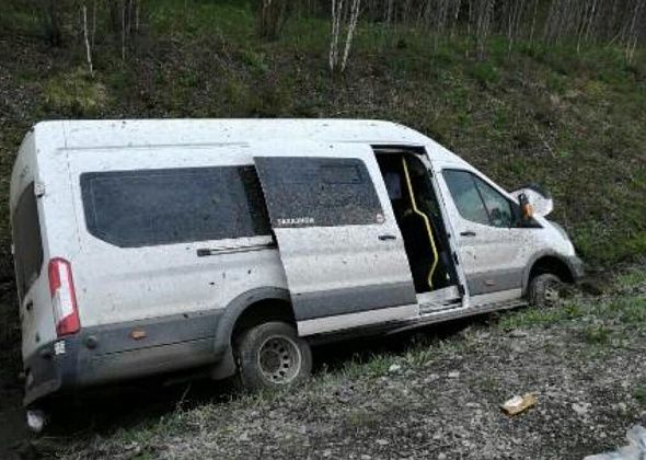 Под Екатеринбургом в ДТП попал микроавтобус. Пострадало 6 человек