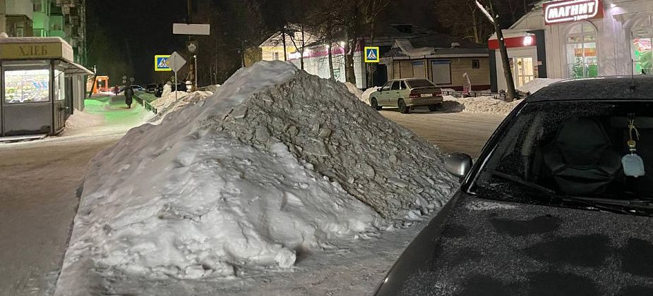 Серовчанка пожаловалась на кучи снега у выездов из дворов и на парковках – они закрывают обзор