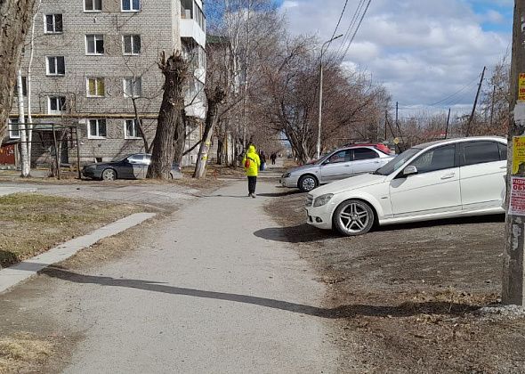 Полиция Серова проверит спорную парковку, из-за которой поскандалили жители дома и хозяева магазина