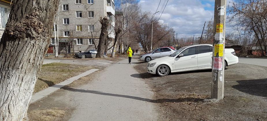 Полиция Серова проверит спорную парковку, из-за которой поскандалили жители дома и хозяева магазина