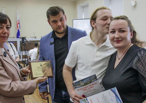 “Вы – наше золото, вы – наша гордость”. В Серове наградили выпускников, закончивших школу с медалями