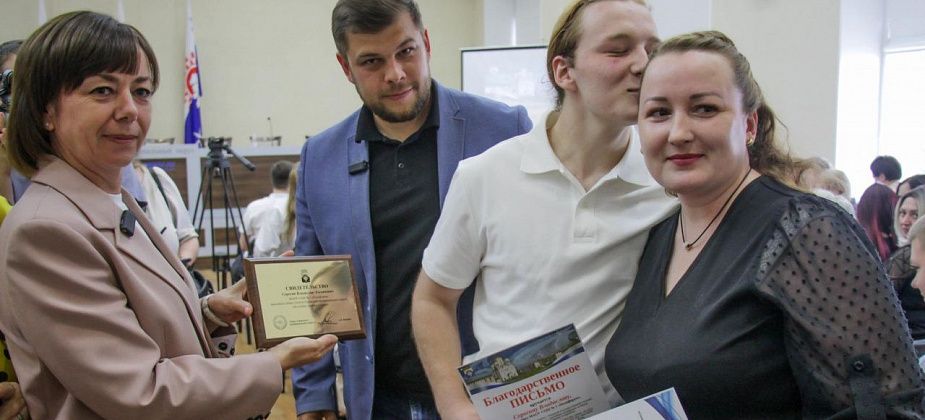 “Вы – наше золото, вы – наша гордость”. В Серове наградили выпускников, закончивших школу с медалями