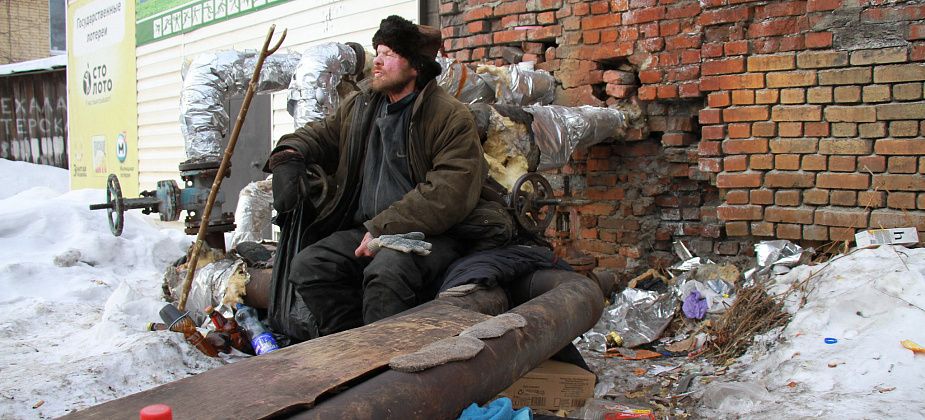 У букмекерской конторы в Серове поселились БОМЖи: "нас три Вовки и Серега" 