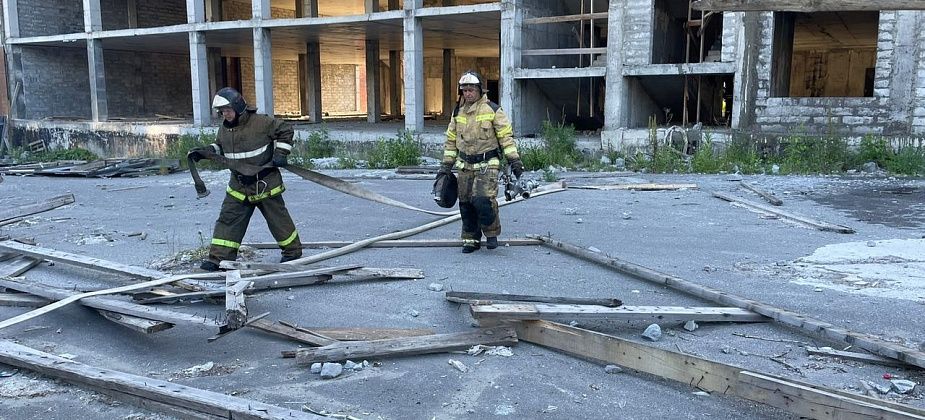 В Серове горели крыша долгостроя и пол в частном гараже