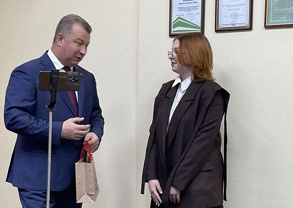 Министр образования региона подарил серовской школьнице книги Станиславского
