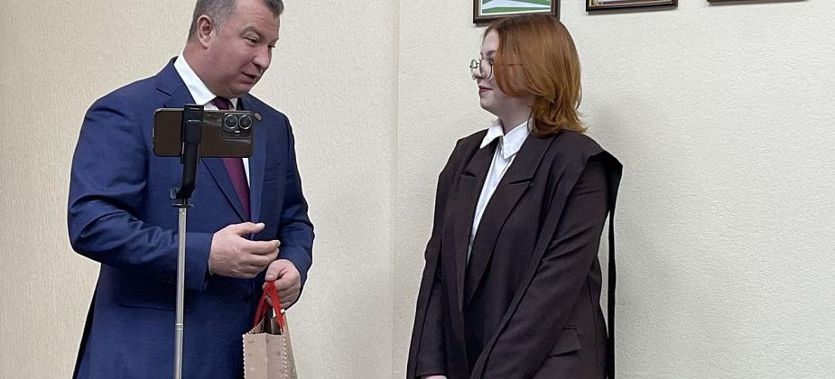 Министр образования региона подарил серовской школьнице книги Станиславского