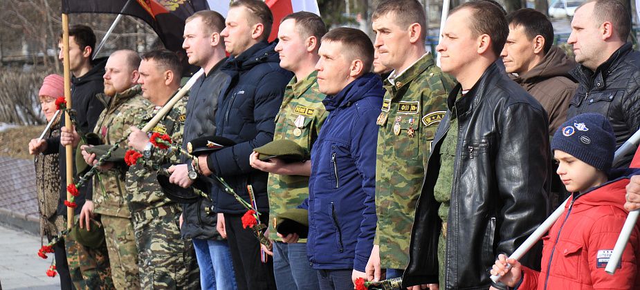 «Наши люди могут спать спокойно». В День войск национальной гвардии в Серове прошел митинг