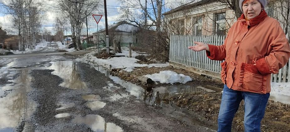 Освещения и детских площадок нет, зато есть разбитые дороги, уличные туалеты и скоро будет сквер