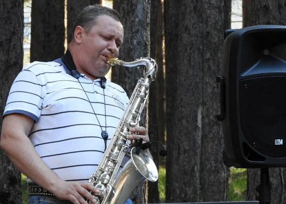 «Просто играю для людей». Что за мужчина две недели играет на саксофоне в парке Карпинска