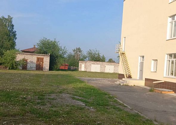 Юная серовчанка, играя в прятки на территории у ЦДТ, получила удар током. С энергетиков взыскали компенсацию
