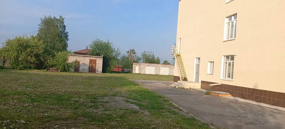 Юная серовчанка, играя в прятки на территории у ЦДТ, получила удар током. С энергетиков взыскали компенсацию
