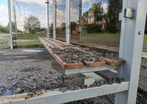 Очередная автобусная остановка в Серове осталась без стеклянной стены