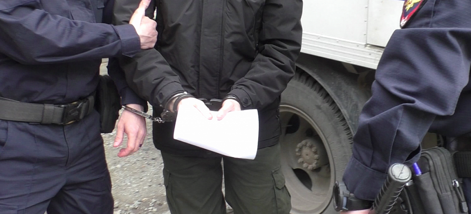 Полиция задержала курьера, забиравшего деньги у обманутых пенсионеров Серова и Карпинска