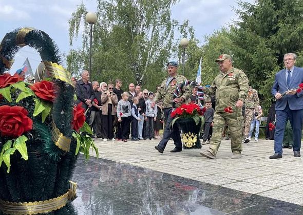 В День ветеранов боевых действий серовчане возложили цветы к мемориалу "Колокол"