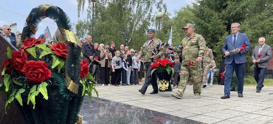 В День ветеранов боевых действий серовчане возложили цветы к мемориалу "Колокол"