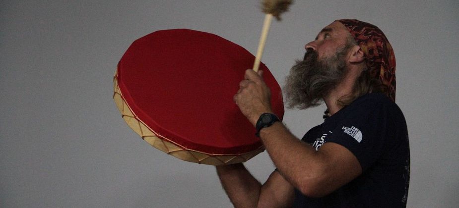 «Не все слышали, даже не все видели». Александр Туранов познакомил серовчан с хангом, диджериду и хрустальной арфой