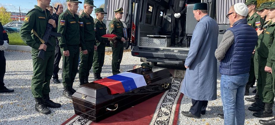 “Мы, живые, всегда будем помнить”. Серовчане простились с погибшим в ходе СВО Раисом Губайдуллиным