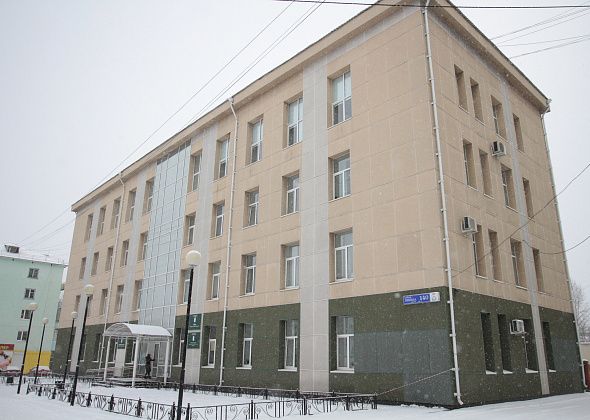 Власти Серова отменили закупку по очистке крыши мэрии от снега