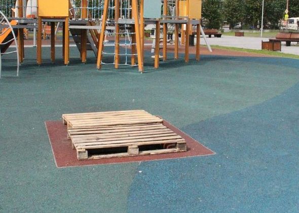 В сквере ДКМ сломали уличные батуты, второй раз с момента открытия