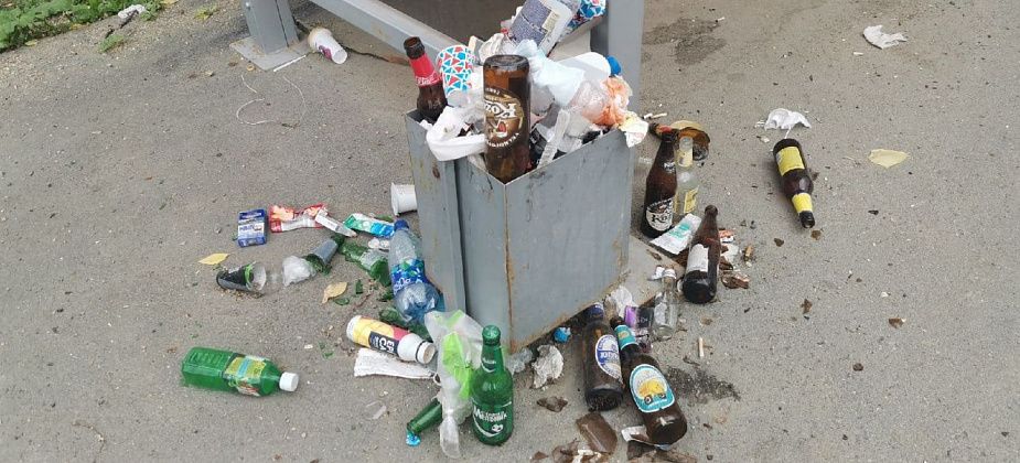 В Серове на автобусной остановке копится мусор