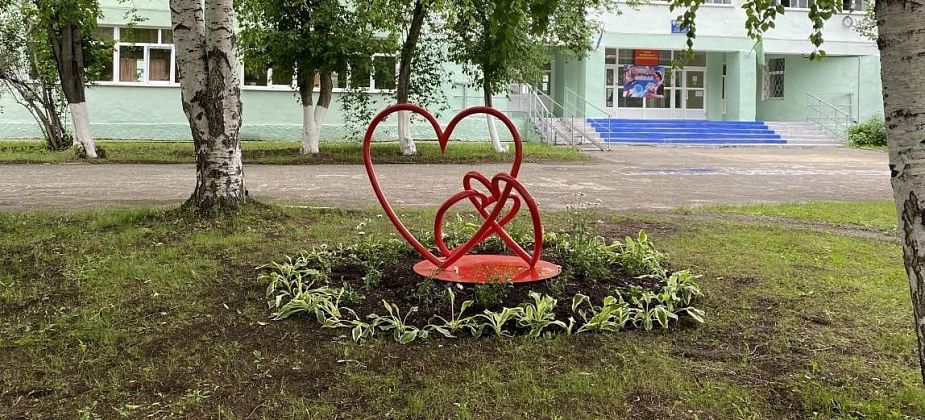 Перед одной из серовских школ появилась композиция из трех сердец