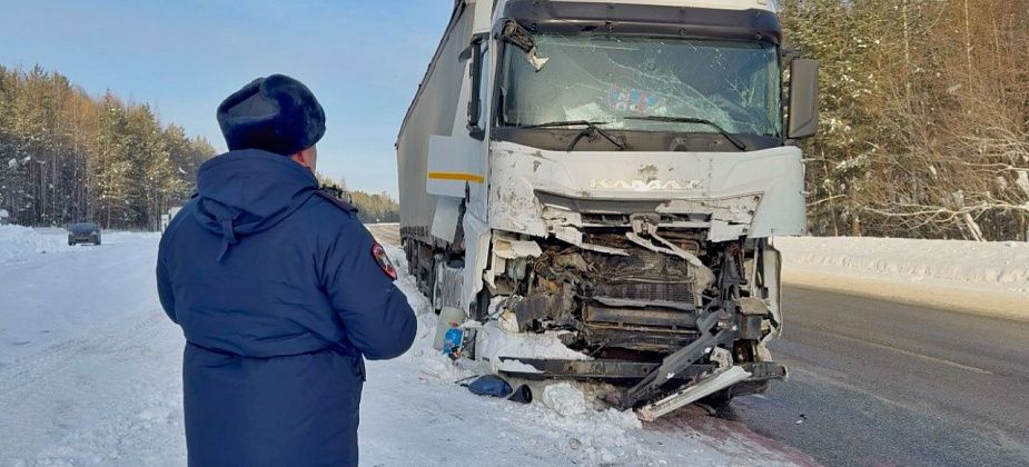 Ехавший из Серова «КамАЗ» попал в тройное ДТП на трассе. Один человек госпитализирован