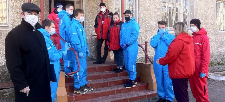 COVID. Многодетным семьям Серова раздали продуктовые наборы от УГМК 
