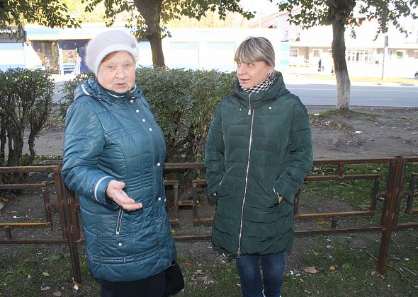 "Смотреть противно!". Горожане жалуются на мусор, разбросанный в центре Серова