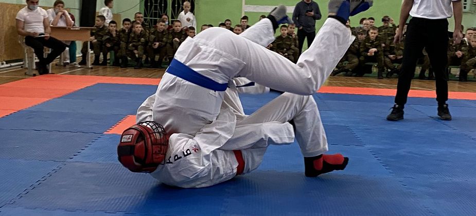 Кадеты сошлись в рукопашном бою в Серове