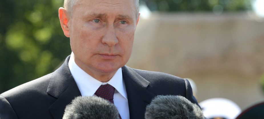 Путин в понедельник обратился к россиянам и напомнил о рисках коронавируса