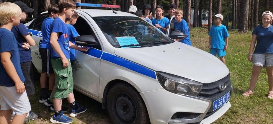 В серовской «Чайке» прошли «Зарядка со стражем порядка» и правовой квест «Безопасное лето»