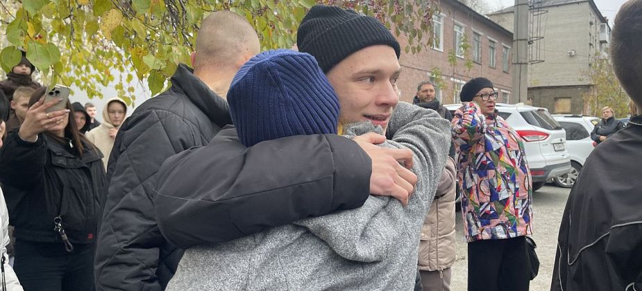На срочную службу в армию из Серова отправились 16 новобранцев