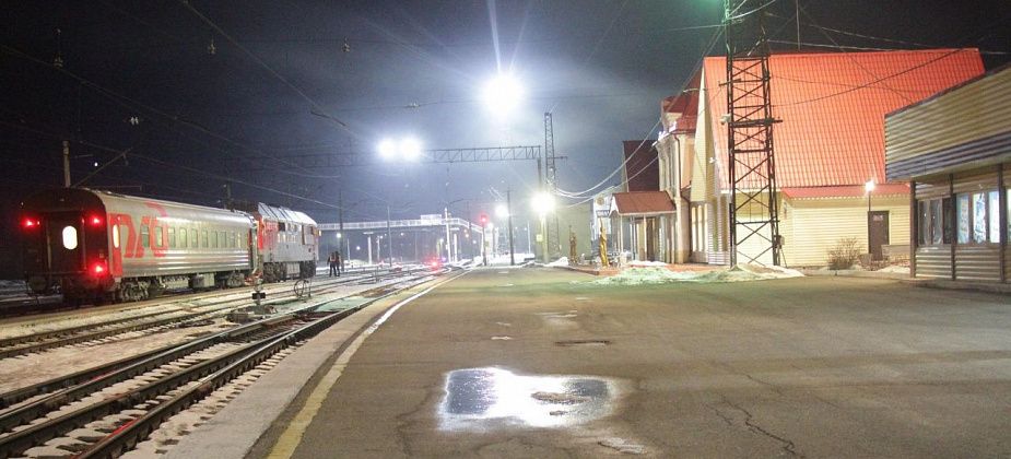 Жителя Екатеринбурга с 5-летней дочкой в мороз высадили из поезда в Серове. Из-за отсутствия бумажного паспорта