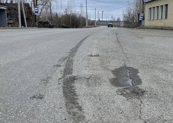 Из асфальта у железнодорожного вокзала "проклюнулись" остатки столба