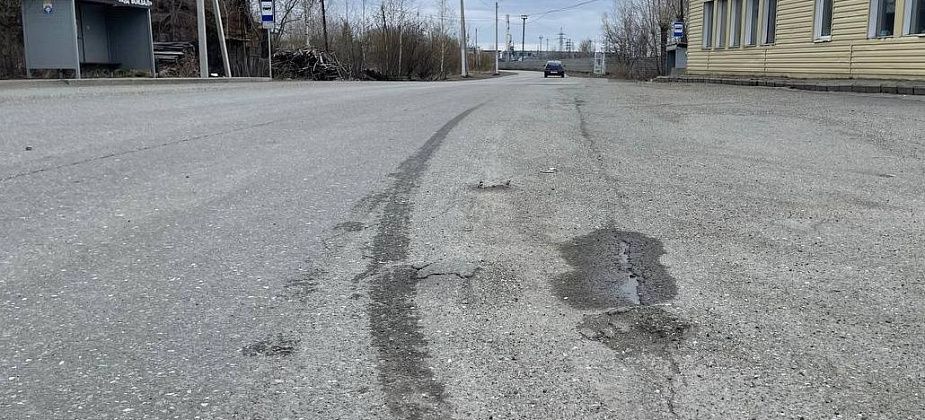 Из асфальта у железнодорожного вокзала "проклюнулись" остатки столба