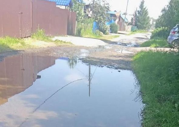 "Поток как шел, так и идет". Горожанин пожаловался на непонятный ручей в районе проспекта Серова
