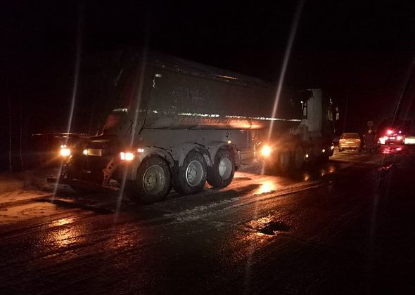 На дороге Серов-Сосьва ВАЗ столкнулся с грузовиком. Пассажиры легковушки получили ушибы 