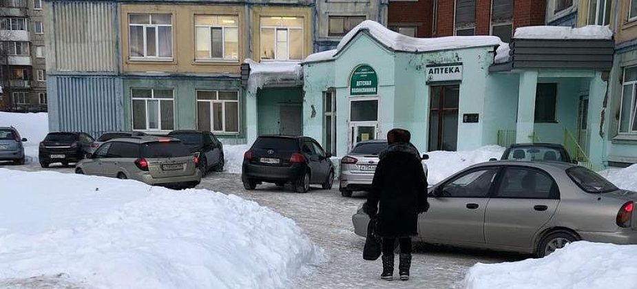 "Скоро уже прямо в холл заедут". Серовчане возмущены припаркованными машинами у детской поликлиники