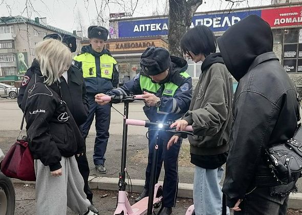 В Серове двух девушек наказали за управление электросамокатами без прав