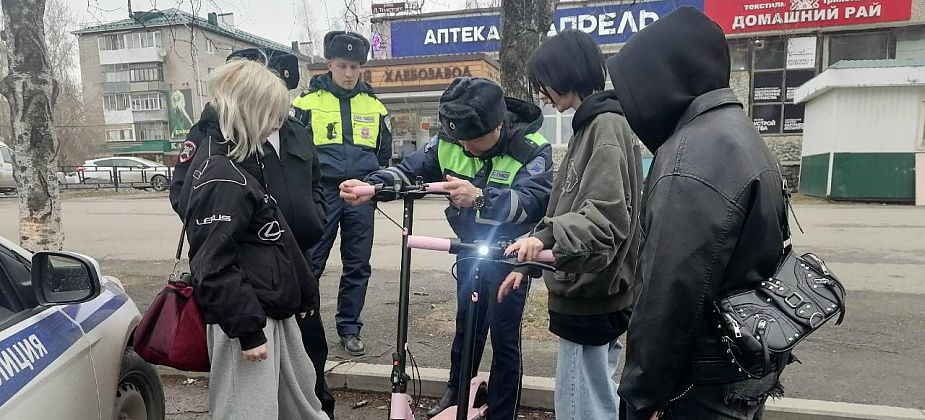 В Серове двух девушек наказали за управление электросамокатами без прав