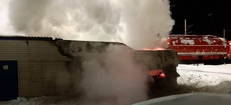 В Серове на тушение кладовой выезжал пожарный поезд