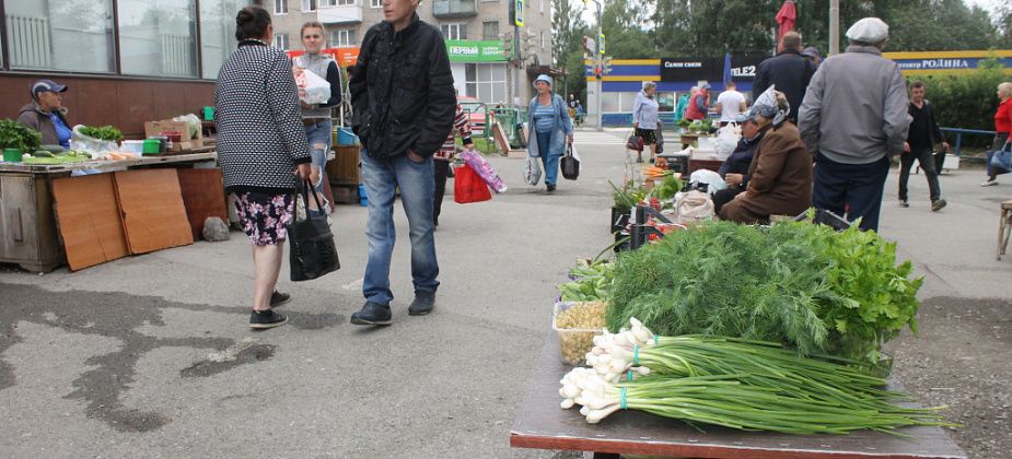 "Мы тут не от хорошей жизни продаем". Почему серовские пенсионеры торгуют на мини-рынке