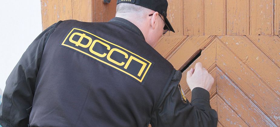 Приставам хотят разрешить взламывать двери в квартиры