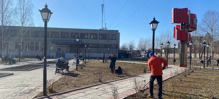 Серовские депутаты вооружились граблями, метелками и лопатами и вышли на субботник